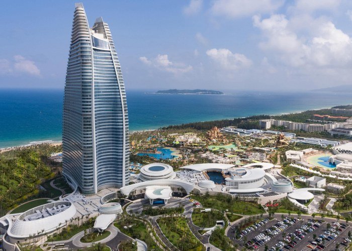 glass wall swimming pool