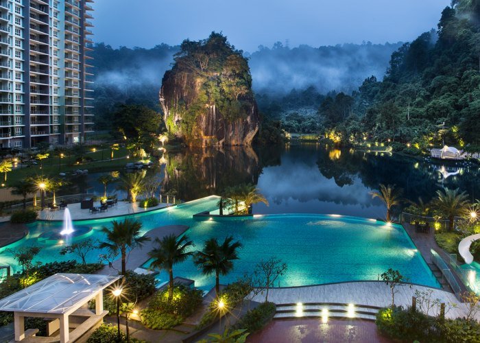 glass wall swimming pool