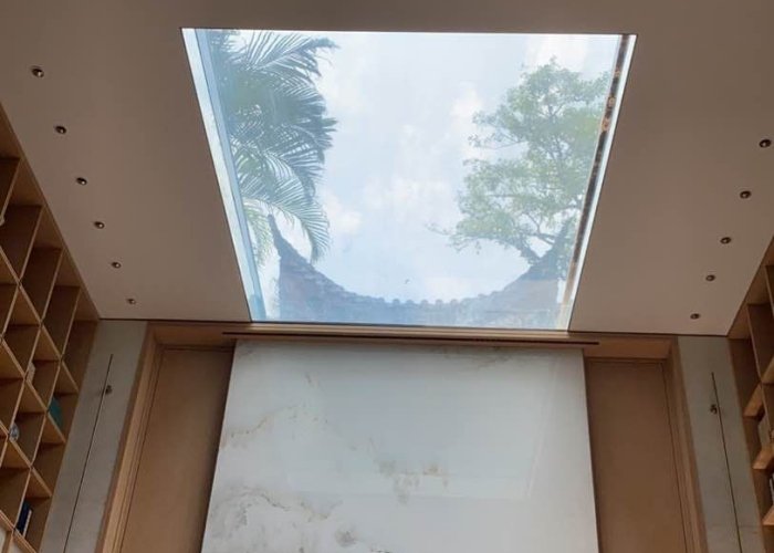 Glass-bottomed swimming pool
                 Glass-bottomed swimming pool